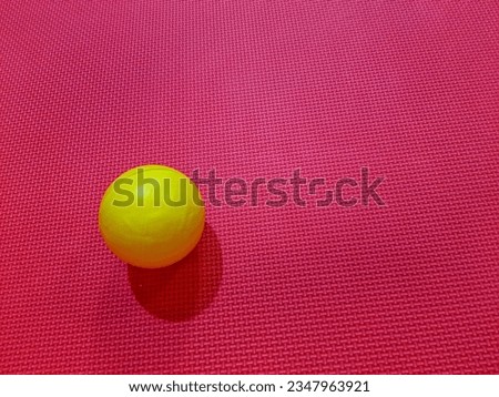 Photo of the yellow ball on the red carpet