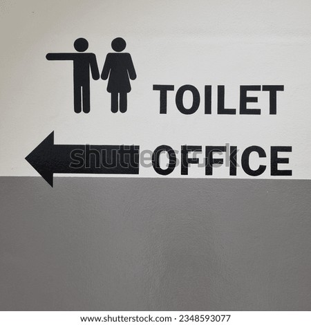 Way to the bathroom for men and women follow the arrow clear sign 