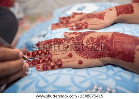 henna on the bride's hand