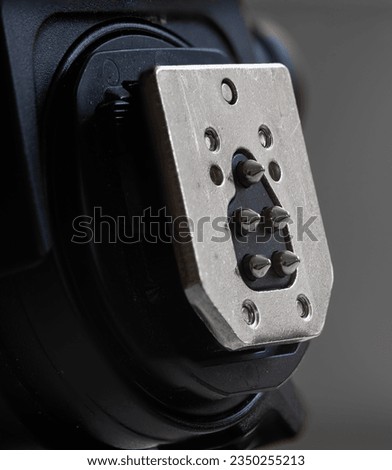 Flash mounting foot to connect to a camera hot shoe