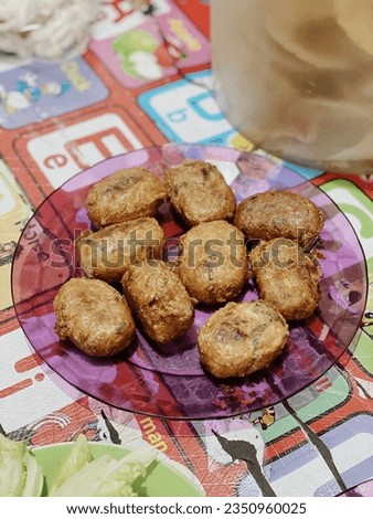 This is a picture of potato cakes, a typical Sundanese food of West Java. Potatoes mixed eggs, onions, and seasonings. Served using fanta pink plates