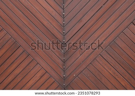 A fence made of wood and then a horizontal straight line motif