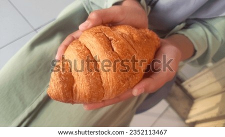Croissant or crescent bread is a type of pastry or pastries originating from France. So named because its shape resembles a crescent moon. Quoted from Le dictionnaire Larousse, one of the meanings of 