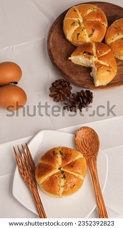 Onion Bread is a bread that can be enjoyed with pasta and soup. The ingredients used in making onion bread are 1 baguette,
Garlic, 200 gr butter, 3 tablespoons (7.5 gr) parsley, Salt and black pepper 