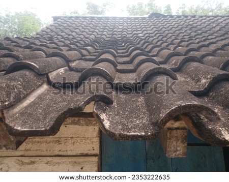 Old tiles that are neatly arranged are usually very good for roofs