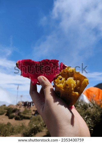 Climbing the mountain with supplies of dragon fruit and sweet potatoes 