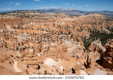 Bryce Canyon in Utah, is famous of its breathtaking rock formations. This park is famous of its beautiful orange and red pillars