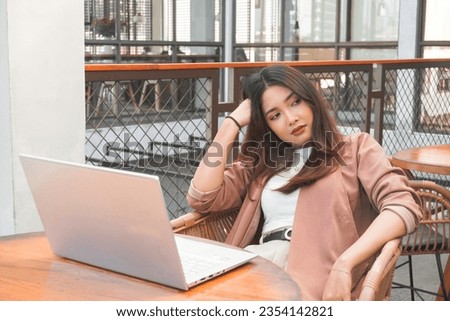 Portrait of sleepy attractive Asian freelance woman, feeling tired after overwork last night