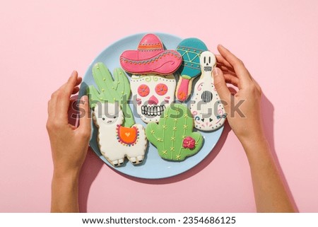 Mexican symbols in the form of gingerbread on a plate.