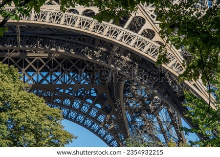 metallic structure of the Eiffel tower
