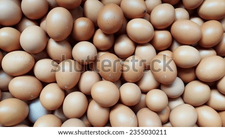 
Raw chicken eggs piled up in wooden boxes at traditional markets, in a state that has not been cleaned.