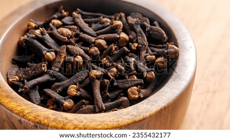 clove spices in a wooden container