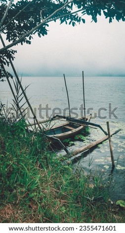 Fishing boats parked on the edge of the lake in the morning