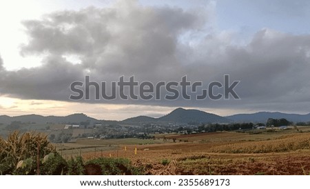 Pictures of the atmosphere on the mountain in the evening, the atmosphere on the mountain, vegetable fields, corn fields of the villagers
