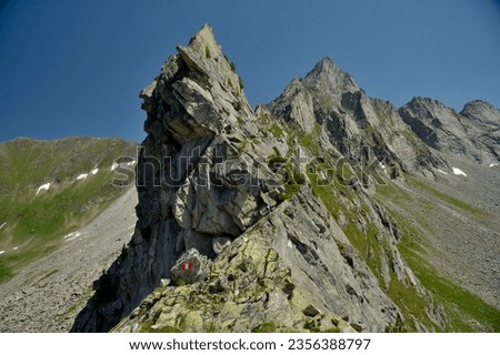 Auf dem Berliner Höhenweg zwischen Kasseler Hütte und Karl-von-Edelhütte sind mehrere Grate zu überschreiten. Zillertaler Alpen, Tirol, Österreich.