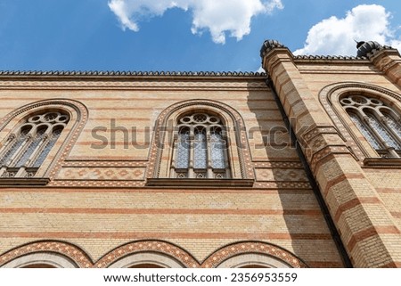 A close-up picture of the facade of the Dohany Street Synagogue.