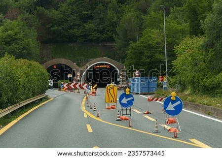 Tunnel repair. Organization of traffic. Road signs and markings indicating the order of movement during the repair of the tunnel.