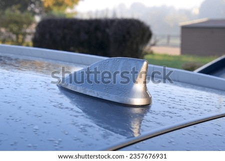 shark fin antenna on the roof of a modern car