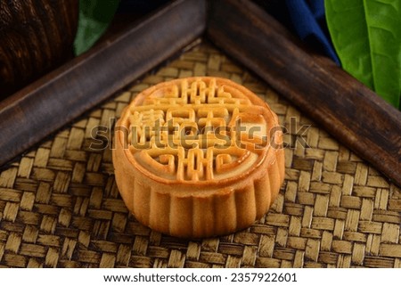 Mid-Autumn Festival mooncakes on a retro background. The Chinese meaning on the mooncakes in the picture is: high-quality five kernels, representing the taste of mooncakes