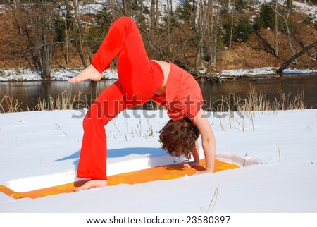 Young woman doing yoga in winter