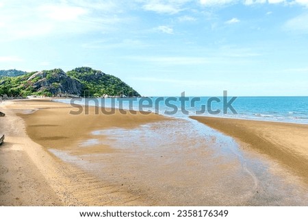 Picture of a large, deserted beach