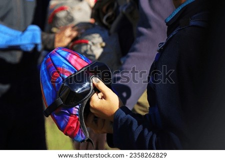 Helmet and parachutist goggles in tandem