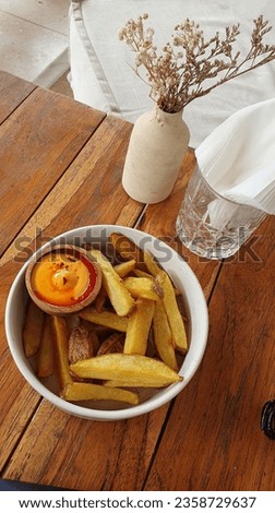 potatoes wedges on the wood table as a snack while chilling in the cafe