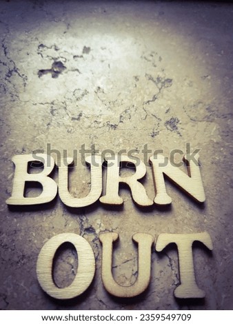 Wooden letters forming the word „burnout“ 