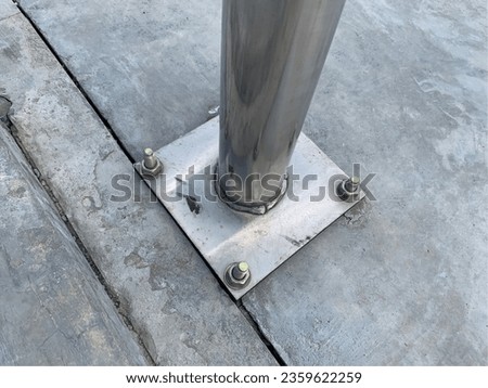 The stainless steel plate is installed by welding with the bollard and screw by the anchor bolt into the concrete slab.