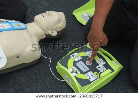 CPR training AED Training first aid ปั๊มหัวใจช่วยชีวิต เจ็บป่วยฉุกเฉิน Royalty-Free Stock Photo #2360815717