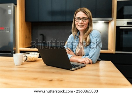 Beautiful woman smiling and posing for the camera, taking pictures for her online course as a mother who works from home