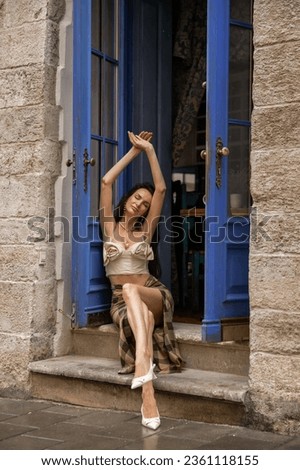 photo session of a beautiful girl on the streets of the old city
