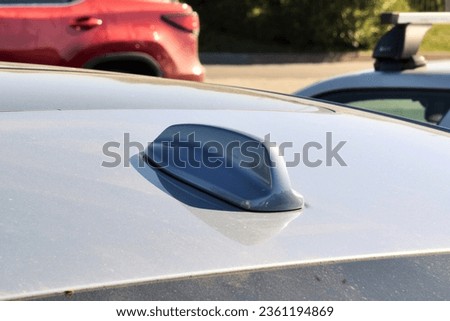 shark fin antenna on the roof of a modern car