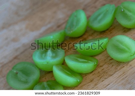 Green cymuscus grapes cut on cutting boards cooking pictures