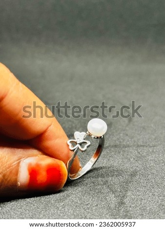 PEAL SILVER RING WEARED IN WOMEN HAND BEAUTIFUL PICTURE CAPTURED.