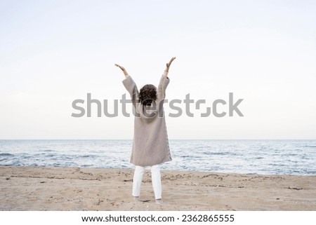photo beautiful senior woman enjoying her time at the beach