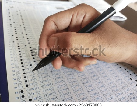 Students take the exam hand, write the exam space by holding a pencil on the optical form of a standardized test with answers