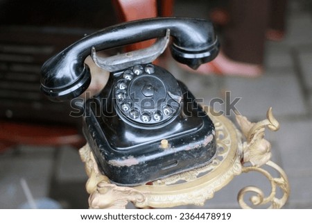 communication tool called telephone. Classic telephones, still used cables to connect. communicate over short or long distances, turning the dial according to the number you are aiming for.