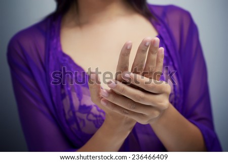 Pain in the joints of the hands. Care of female hands.