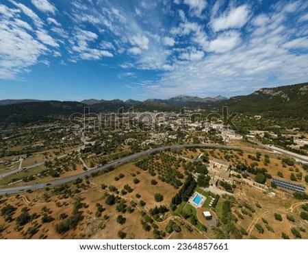 Aerial shot of the town of Andratx seen from an aerial perspective.
immensity and color come together in this photo