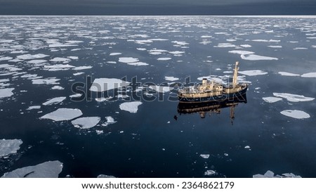 Picture in Northern pole for ship between the ice.
