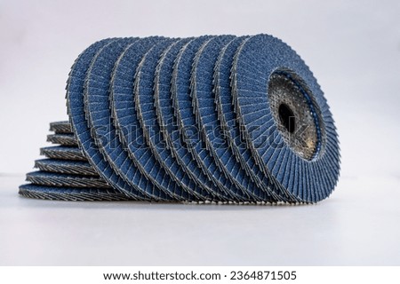 Lamellar sanding disc for manual sanding, blue detail on a white background.