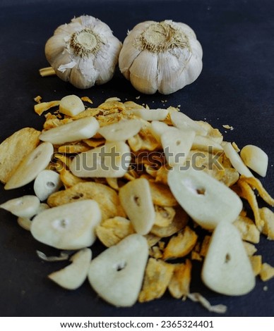 
In the photo, garlic is showcased, revealing neatly arranged small white cloves. The thin skin exudes a fresh and natural impression. Its distinctive aroma is inviting. Garlic, with its sharp flavor 