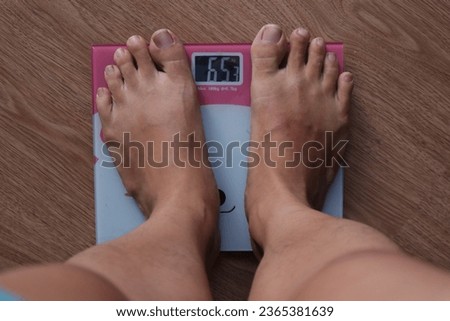 Top view picture of foot on body weight scale