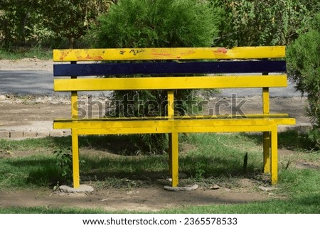 A sitting bench in the park