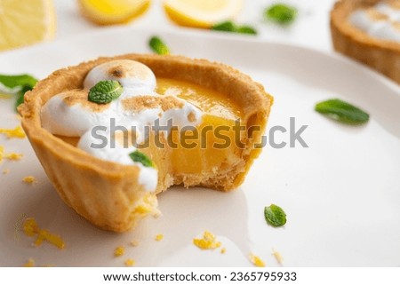 Lemon pie is a cake made up of a shortcrust or puff pastry base that is filled with lemon cream. This cake is often complemented with a meringue