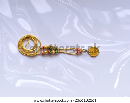 The background has a watermark pattern, silver indentations, white gold necklaces decorated with colored leaves and flower patterns in red and green, used as decorations, very beautiful.

