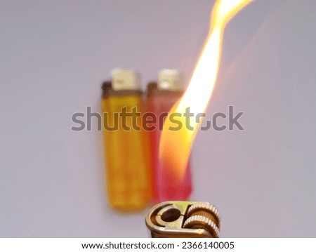 Picture of a three-color lighter: blue, red, yellow. Used for lighting various activities such as cooking and lighting candles. Use gas as a fuse to start a fire.


