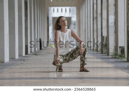 Fashion outdoor portrait of stylish woman in casual linen outfit, spring-summer fashion trend