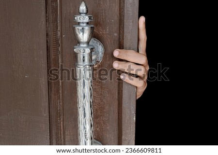 the figure of a hand holding the door from the inside, a woman's hand holding the door.